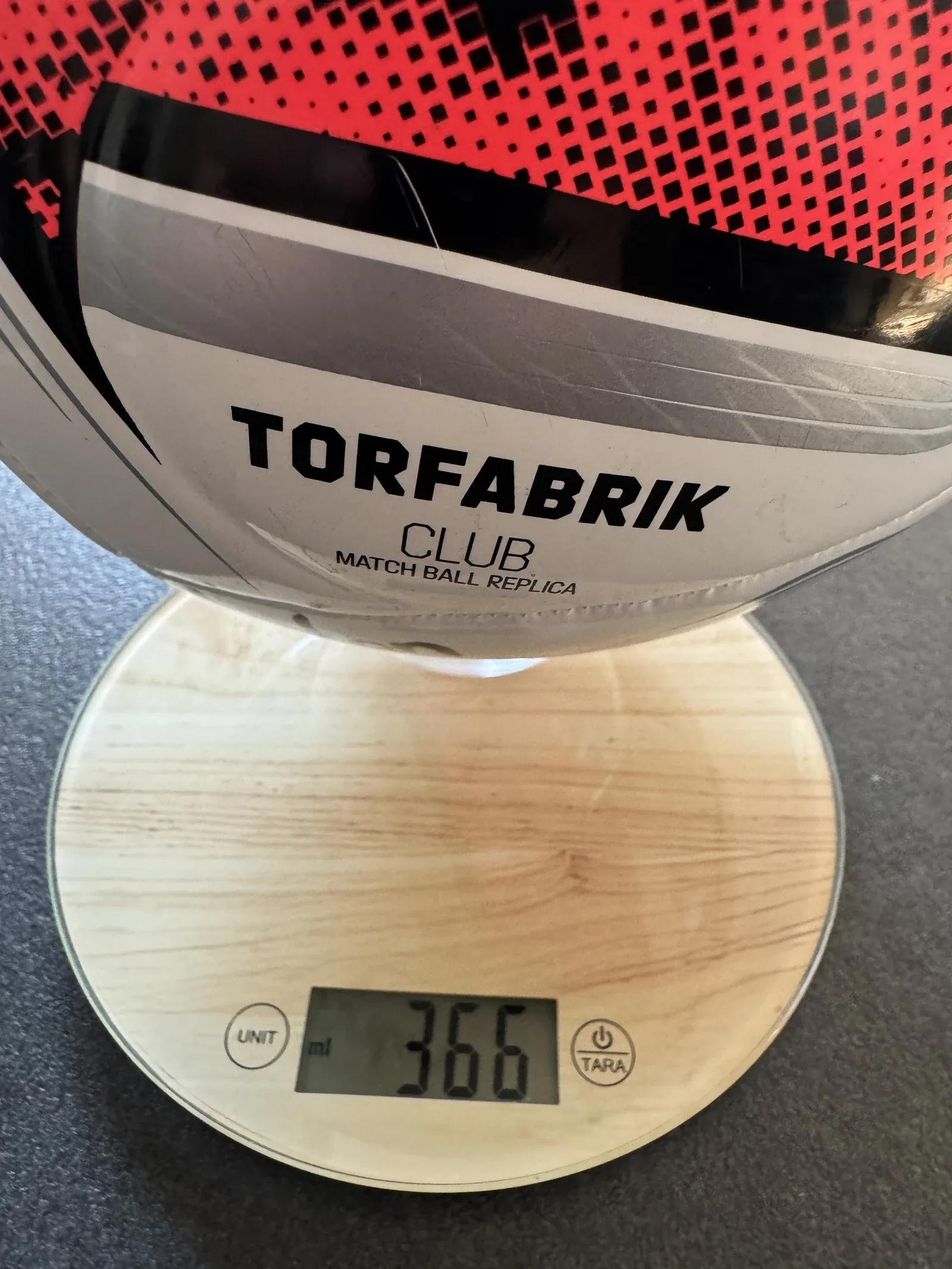 adidas Torfabrik Club auf einer Küchenwaage; das Display zeigt 366 Gramm.