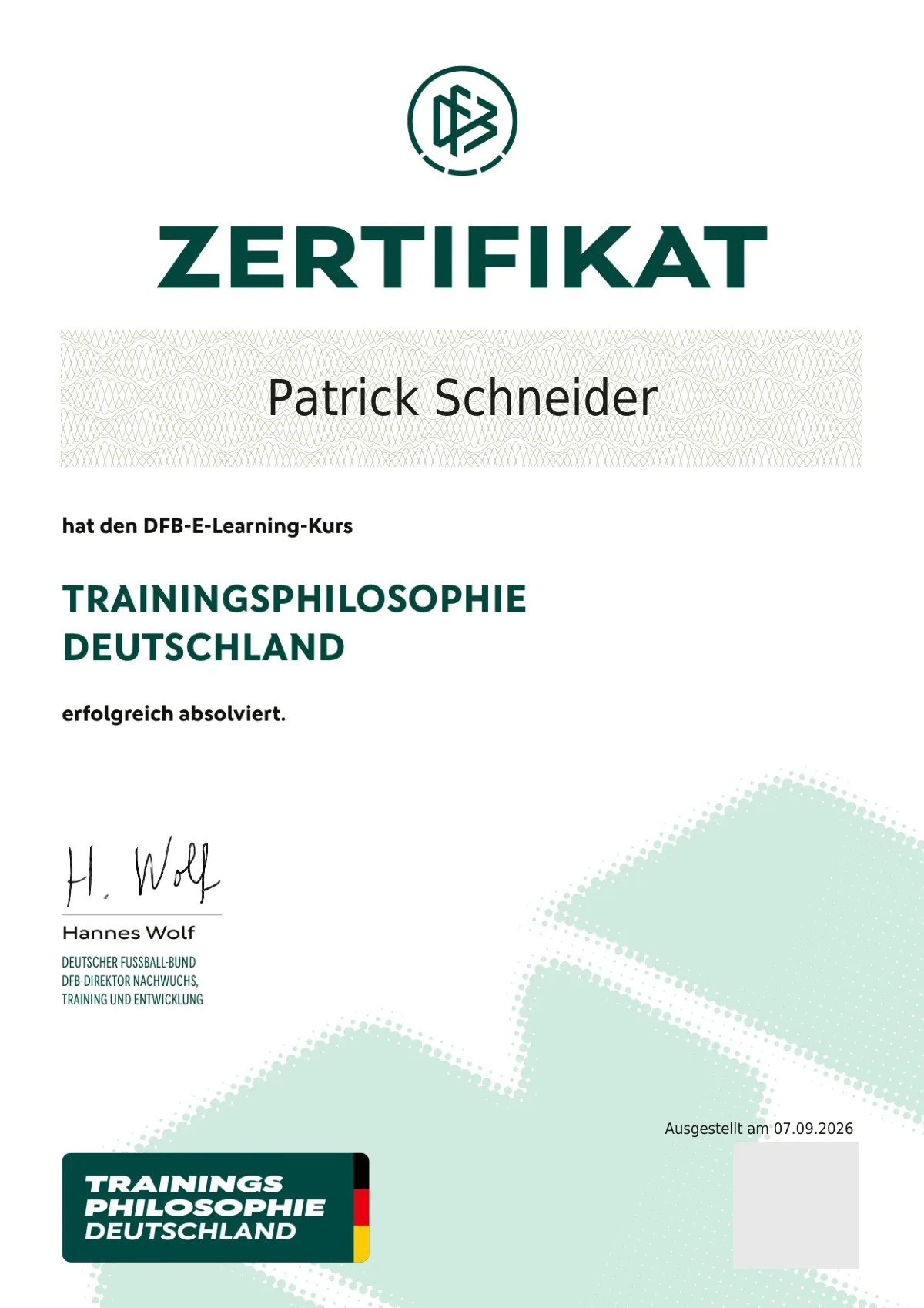 Urkunde im Hochformat: oben das Wappen des DFB und in großen Versalien das Wort Zertifikat, darunter in einem Band aus Wellenlinien der Name Patrick Schneider, darunter der Satz, dass er den DFB-E-Learning-Kurs Trainingsphilosophie Deutschland erfolgreich absolviert hat, links unten eine Unterschrift über dem Namen Hannes Wolf, rechts unten das Ausstellungsdatum 7. September 2026 neben einer leeren grauen Fläche
